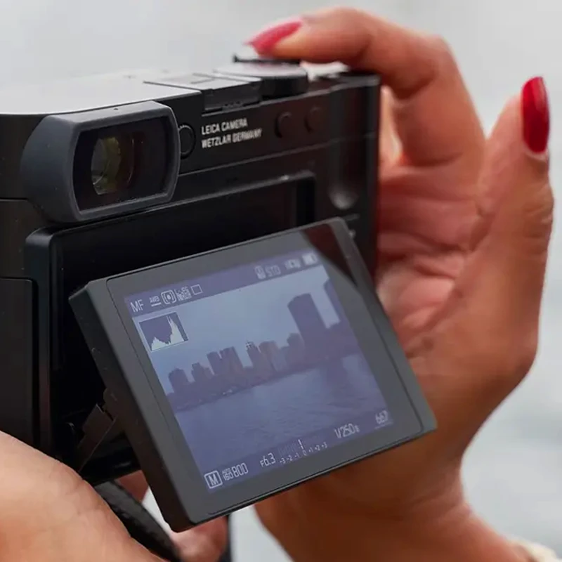 Leica Q3�metal gray paint finish�