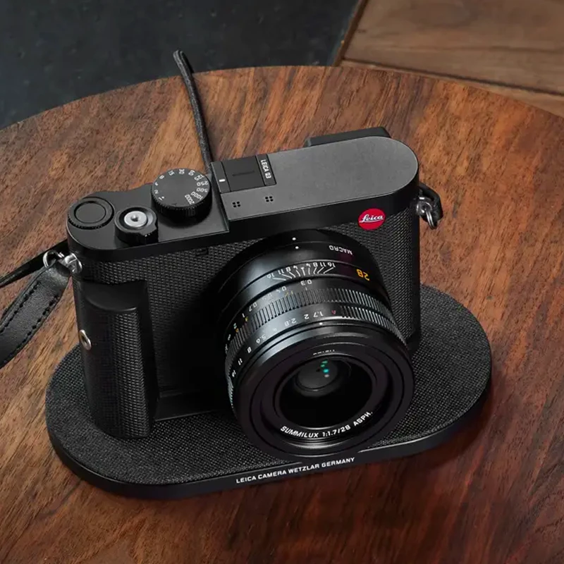 Leica Q3�metal gray paint finish�