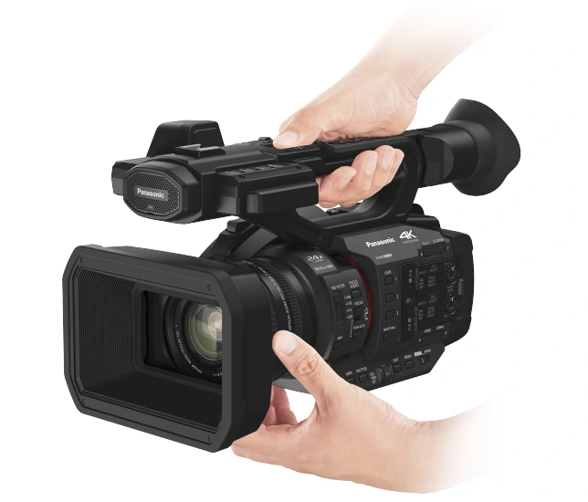 Komfortn rukovt kamery Panasonic HC-X20 s mikrofnom, ovldanm a monosou pripojenia aieho prsluenstva